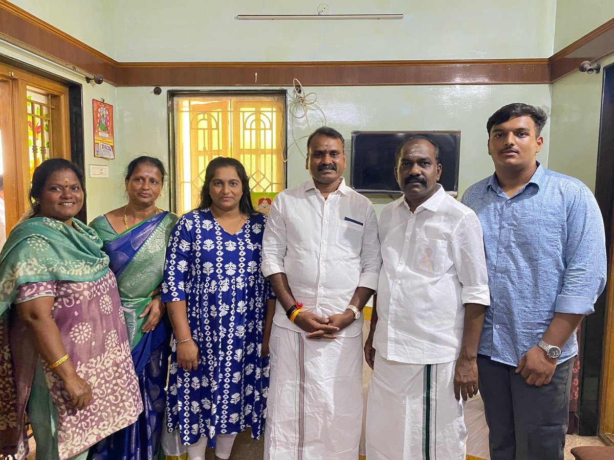 DrLMurugan's tweet photo. இன்று திருப்பூரில், தமிழக பாஜக முன்னாள் எஸ்.சி. அணி மாநில பொதுச் செயலாளர் திரு. எஸ். எம். ரங்கராஜ் அவர்கள் இல்லத்திற்குச் சென்று, உடல்நலக் குறைவு காரணமாக மருத்துவ சிகிச்சை பெற்று ஓய்வில் இருக்கும் அவரை சந்தித்து, உடல்நலம் குறித்து நலம் விசாரித்தேன்.

இந்நிகழ்வின்போது, மாநில செயலாளர் திரு. நந்தகுமார், திருப்பூர் வடக்கு மாவட்டத் தலைவர் திரு. ஸ்ரீனிவாசன் உள்ளிட்ட கட்சியின் நிர்வாகிகள் உடனிருந்தனர்.

@BJP4TamilNadu @NitinNabin @blsanthosh @NainarBJP