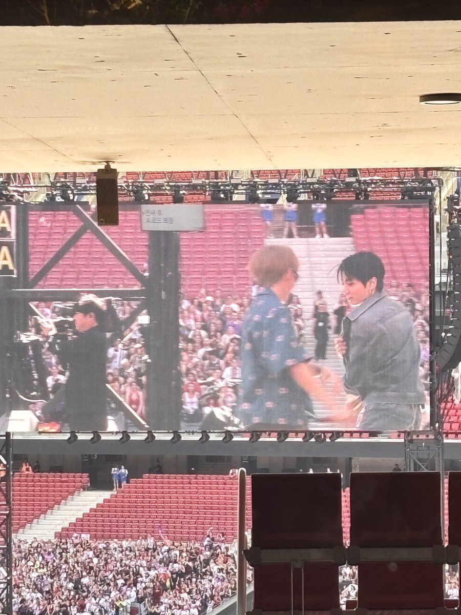 vsug4jmr's tweet photo. Jk sin camisaaaaaaa
Tae si que sabe 🔥🥵soundcheck madrid https://t.co/m9gJRm45Aw