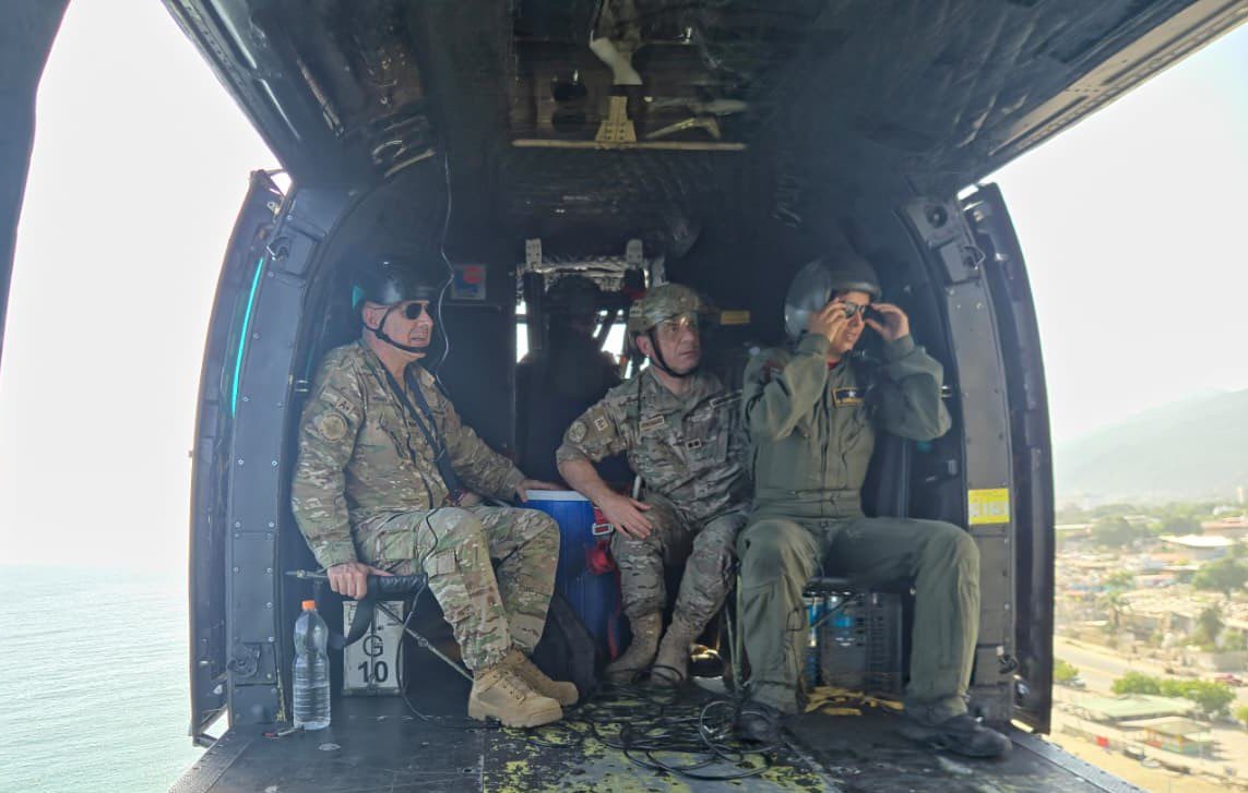 MinDefensa_Ar's tweet photo. Las primeras horas de una emergencia son decisivas, por eso nuestras Fuerzas Armadas ya se encuentran desplegadas en las zonas afectadas por los terremotos, llevando adelante tareas de búsqueda y rescate.

Al frente del contingente argentino se encuentra el coronel Wissinger, responsable de coordinar las acciones de nuestros efectivos y capacidades desplegadas en Venezuela. En el terreno, la Argentina articula su trabajo con las autoridades venezolanas y los equipos internacionales que participan de la respuesta humanitaria. Esta mañana, junto al Mayor General del Cuerpo de Marines de los Estados Unidos Kevin J. Jarrard, el equipo de @Southcom, representantes del @StateDept y líderes de respuesta venezolanos, se coordinó el despliegue de equipos hacia las distintas zonas de rescate.