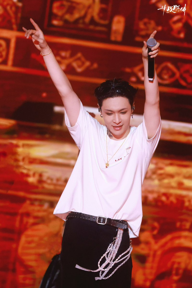 knockknock0408's tweet photo. LAY - 张艺兴工作室 weibo https://t.co/I4NUKyHNW5