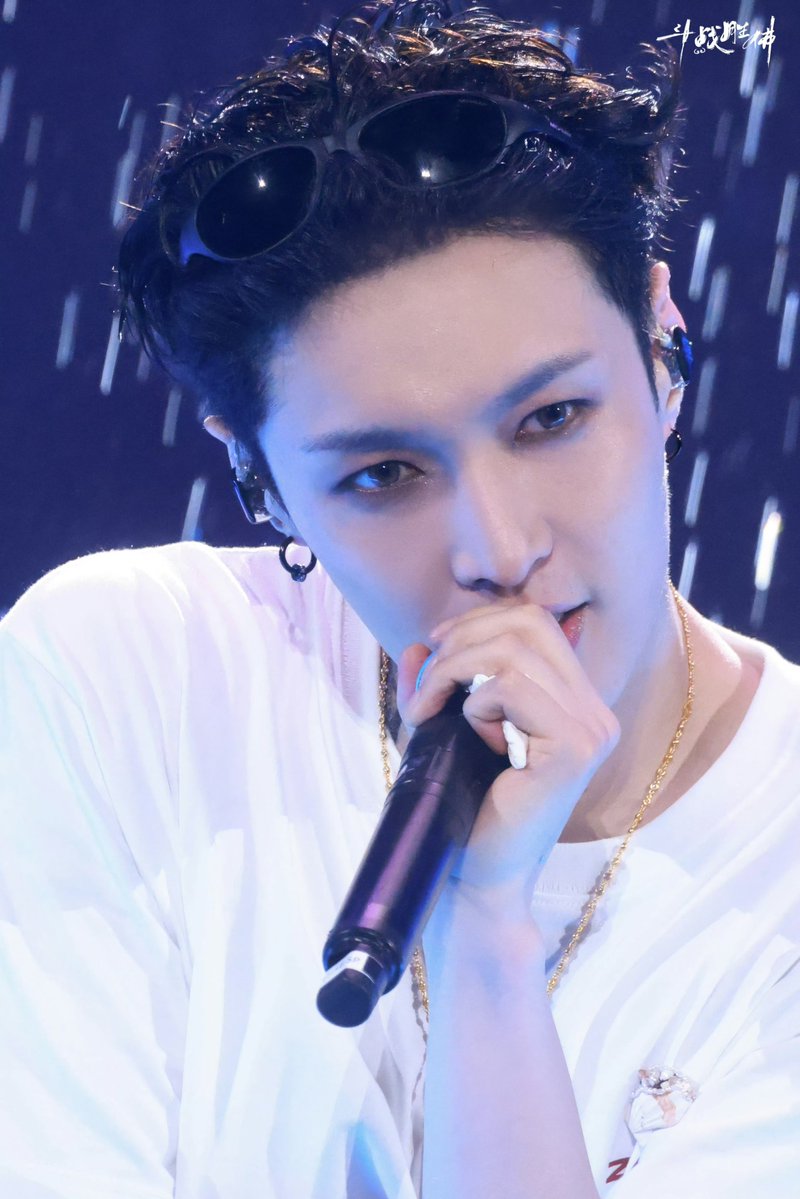 knockknock0408's tweet photo. LAY - 张艺兴工作室 weibo https://t.co/I4NUKyHNW5