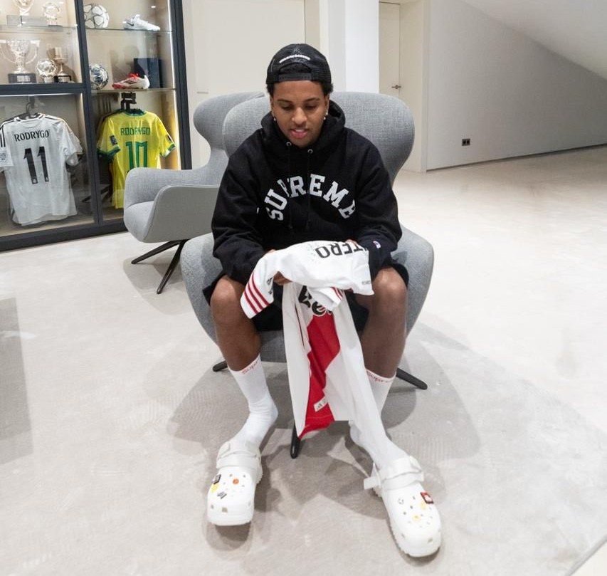 frabigol's tweet photo. APARECIÓ RODRYGO CON UNA CAMISETA DE RIVER DICIENDO QUE EN SUDAMÉRICA ES HINCHA DE RIVER Y AMA A JUANFER

EL CLUB MÁS GRANDE DEL MUNDO. https://t.co/2kA9zrU5M0