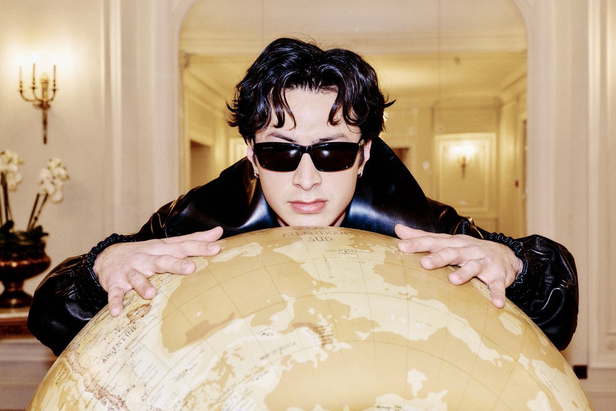 HudsonWArchive's tweet photo. Been focusing on getting other platforms + website up to date with the archive, will update here with missing June press shortly.

In the mean time, please enjoy the un-cropped photo of Hudson Williams with the whole world in his hands (🙂‍↕️) during PFW in March. https://t.co/o6Ot2WK6Y8