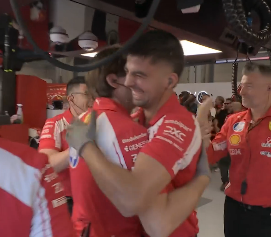 blog_formula1's tweet photo. A FERRARI CHEGOU A COMEMORAR A POLE, mas no final Russell foi o P1 https://t.co/0Ux2KoF8BQ