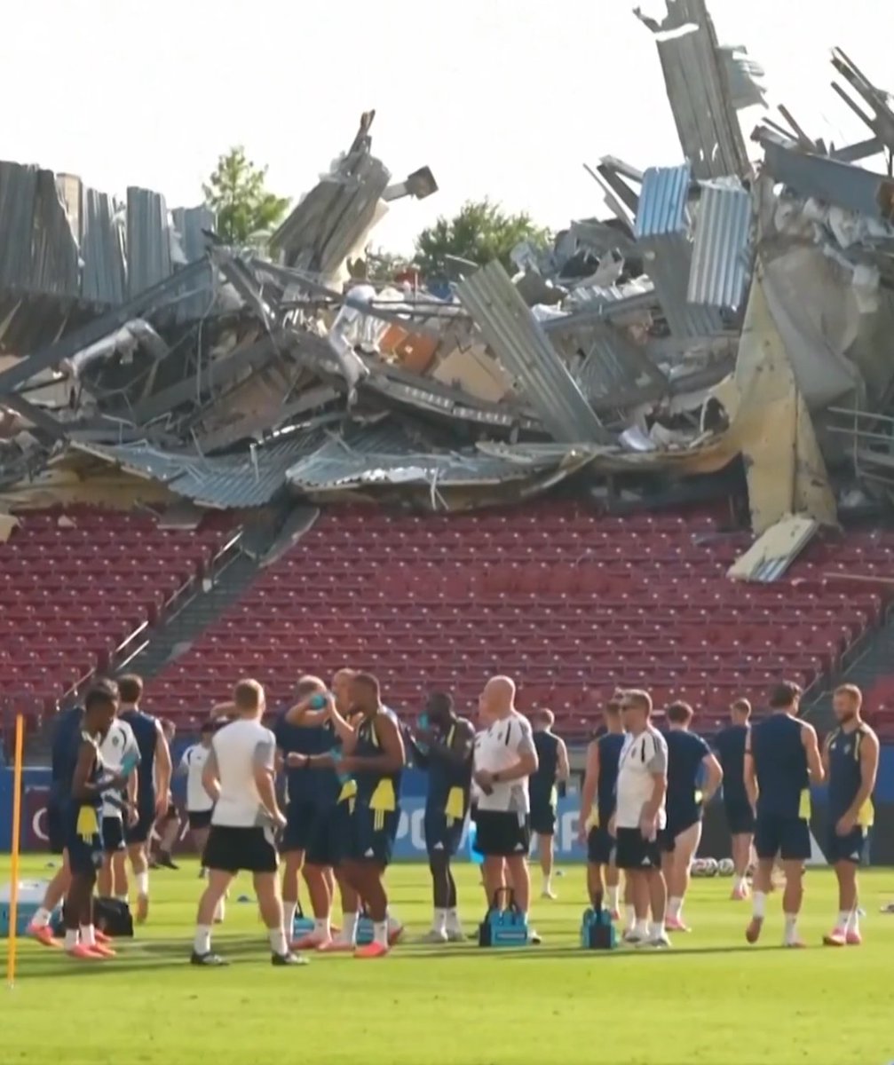 Footballogue's tweet photo. Images assez insolites et spectaculaires : la Suède s'est entrainée dans un stade 𝗘𝗡 𝗣𝗔𝗥𝗧𝗜 𝗗𝗘́𝗧𝗥𝗨𝗜𝗧 avant son match contre le Japon ! 😳🚧

Il s'agit du Toyota Stadium, enceinte du FC Dallas, dans lequel des rénovations ratées ont visiblement provoqué l'effondrement de la tribune de presse.

C'est particulier comme environnement pour s'entrainer on va dire... 😭

(📸 FIFA / via @SkySports)