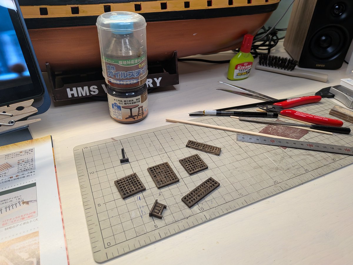 Modeler1221's tweet photo. 1/84 HMS VICTORY Battleship (Deagostini) 甲板の艤装。台風は海上にそれて大事に至らず一安心ε-(´∀`*)ホッ終日甲板の格子など艤装完了
#modelship #modeler #模型 #船 #帆船 #hmsvictory #ディアゴスティーニ https://t.co/qOx0Z3VALS