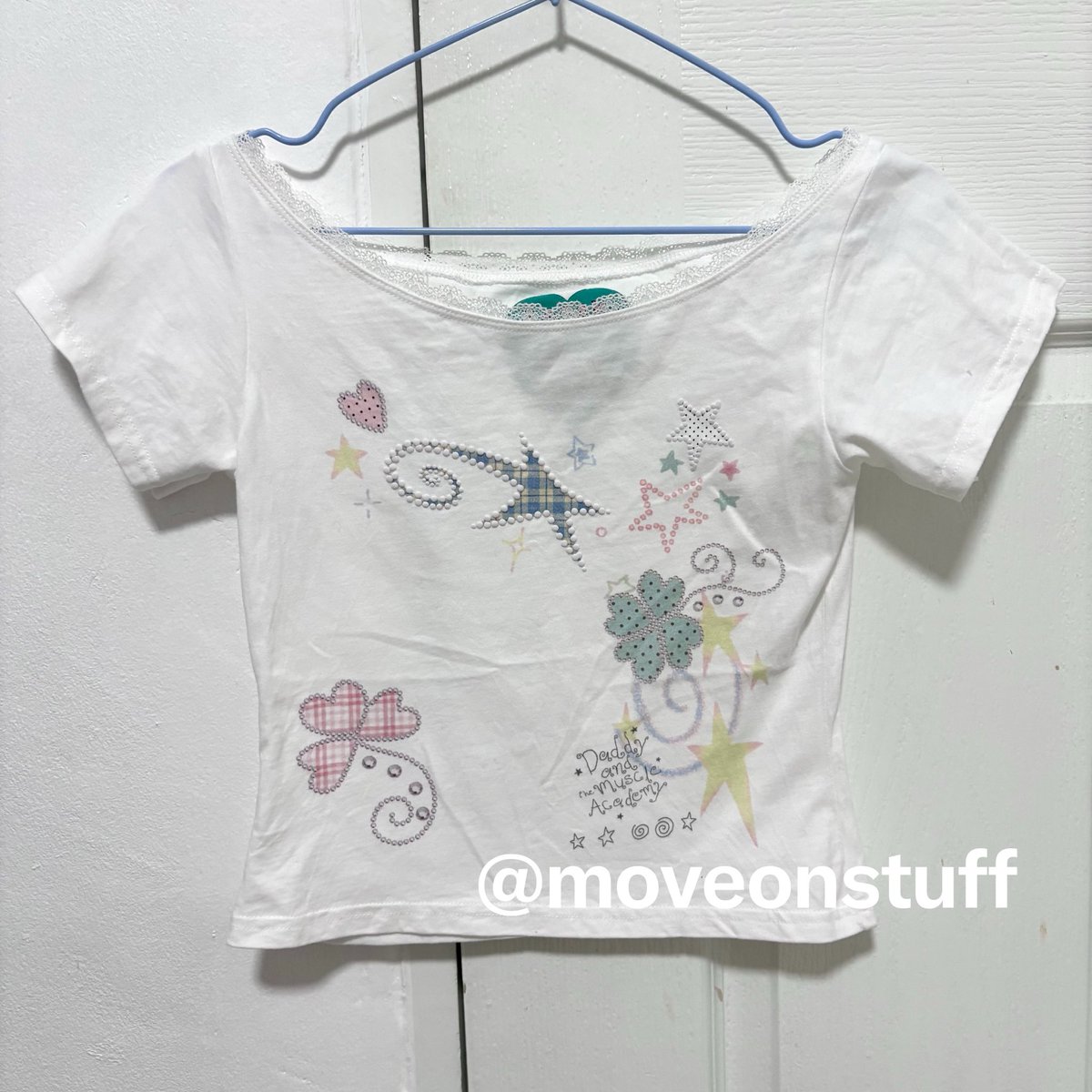 moveonstuff's tweet photo. 𐙚 Daddy ♡ Spiral Lucky Star Baby Tee (from 690 baht)

🍀price /290.- 
ใหม่มากก คอลใหม่ ไม่มีตำหนิใส่ครั้งเดียว✨

Size : S (เหมาะสำหรับลูกค้าที่อก 30-32)

#ส่งต่อdaddy #ส่งต่อเสื้อผ้า #โล๊ะตู้เสื้อผ้า #daddyandthemuscleacademy https://t.co/VZmhpr841s