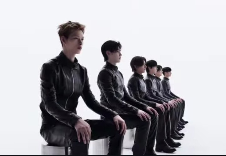heecheran's tweet photo. 📌I found something else incredibly sus in ENHYPEN's brand renewal film that completely backs up what we talked about earlier.

hear me out on this because once you see the details, everything connects perfectly

📌The Scene with the Dice:
In the film,there is a prominent shot ++ https://t.co/oiBvI79aiQ