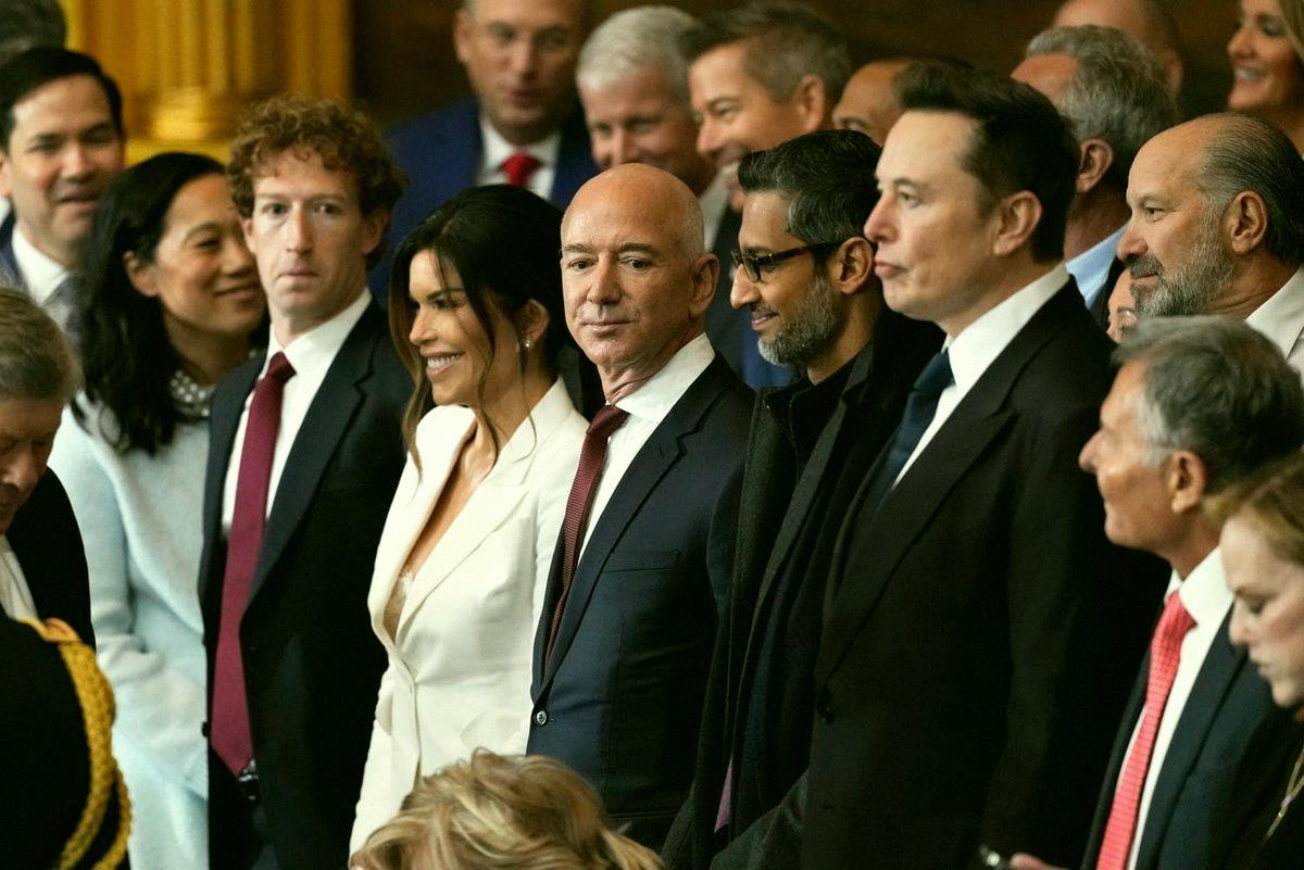 EDC_Boss's tweet photo. Ended the week with 11 American 🇺🇸 companies over $1 trillion in value

Nvidia $NVDA $4.7T
Apple $AAPL $4.2T
Google $GOOGL $4.1T
Microsoft $MSFT $2.8T
Amazon $AMZN $2.5T
SpaceX $SPCX $2T
Broadcom $AVGO $1.7T
Tesla $TSLA $1.4T
Meta $META $1.4T
Micron $MU $1.3T
Eli L https://t.co/jBypaWtzpT