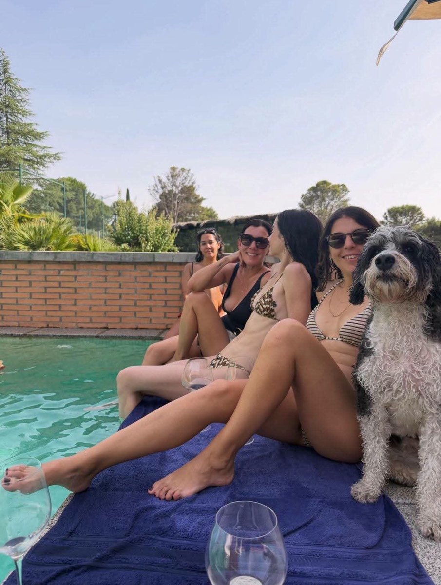 ModelAuraa's tweet photo. Ana de Armas, 38. Pool days, puppy cuddles, and effortless beauty. ☀️🤍 https://t.co/dkLvrzdxZg