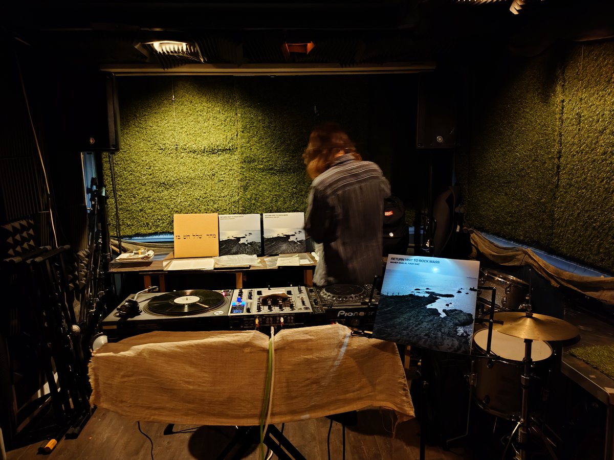 q2knA's tweet photo. 日本の地下音楽をレコードで聴く会にてMaher Shalal Hash Baz『Return Visit To Rock Mass』を通しで聴き、ロスアプソンでマヘル『難波ベアーズ2026』を買いました。 https://t.co/wXpO2v8VmK