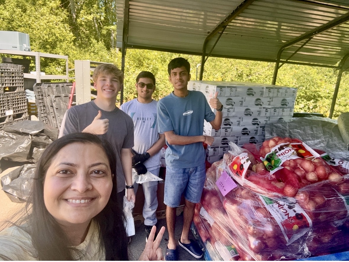 HopeCreekCF's tweet photo. Thank you to the members of Pushtimargiy Vaishnav Parivar of Seattle for collecting and donating more than 115 pounds of food for the Mill Creek Community Food Bank!

Thank you to everyone who donated and volunteered to make this food drive a success. https://t.co/zkvc04ooGS