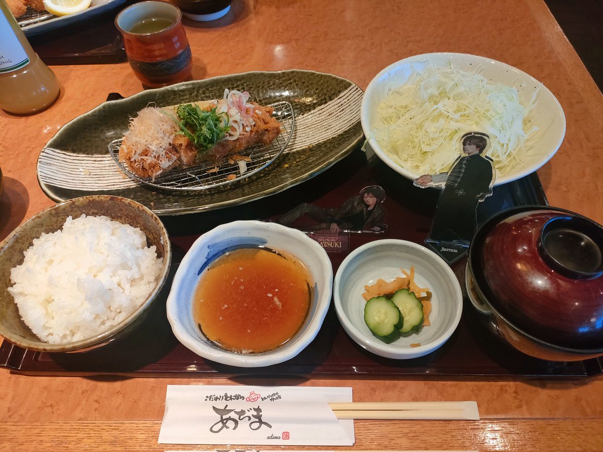 Hikap14's tweet photo. W台風がとても心配だったけど無事水戸まで来れた〜❗人生初水戸市✨
店員さんみんな穏やかで話し方が優しくて、かいちゃんのお人柄を深く理解。笑
ここで生まれ育ったんだな〜と感じながら楽しんでます😊♪
ライブ楽しみ🎤🎸🥁🎹

#773AKATSUKI 
#こだわりとんかつあぢま
茨城県内に2店舗のみらしい🐷 https://t.co/xQkRzj3EUE