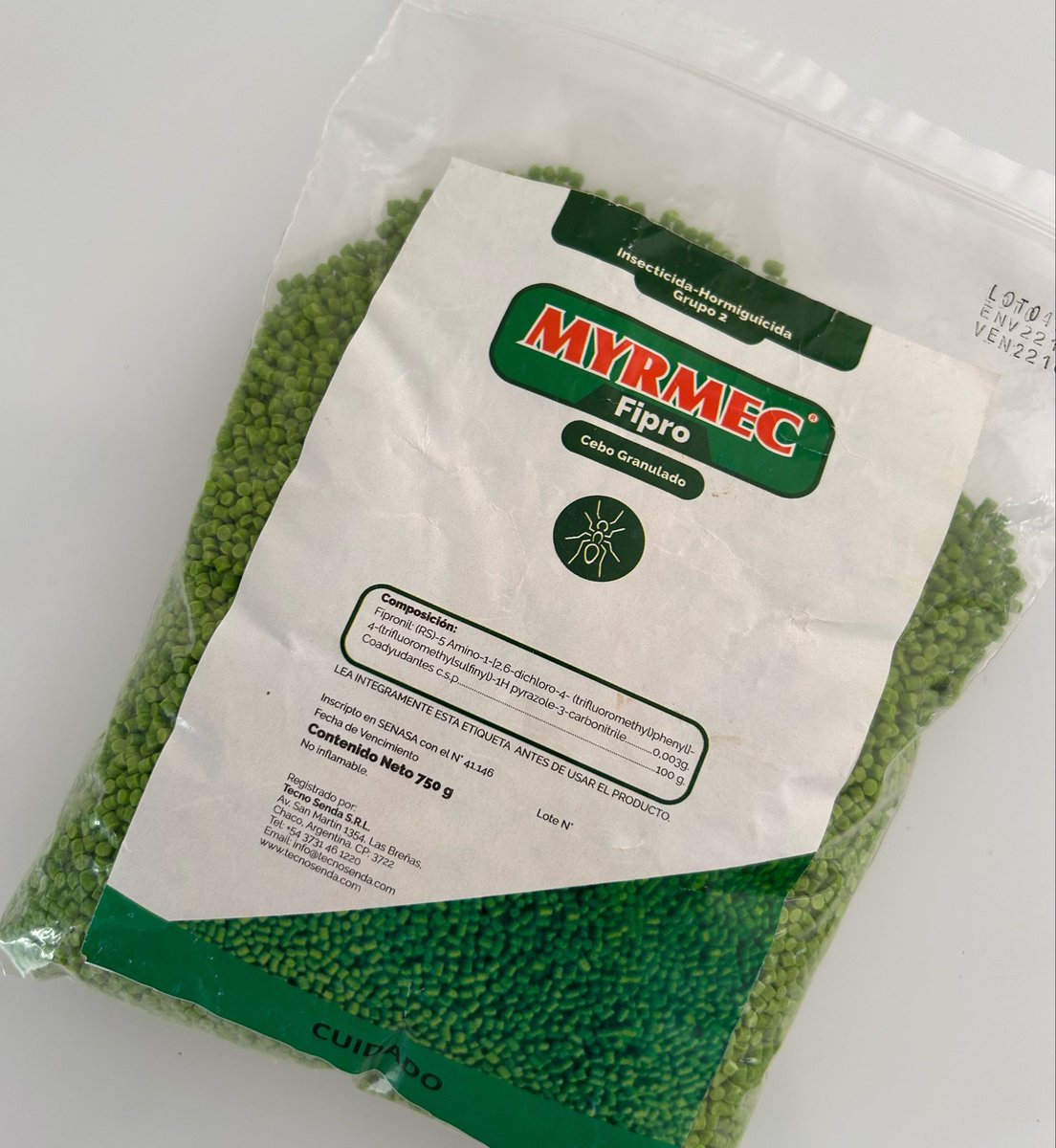 LaMismaCaro's tweet photo. Arrancaron las hormigas a bajarme las salvias y una vez más, este cebo resulta infalible. El único que realmente funciona. https://t.co/5OxMvskA9v