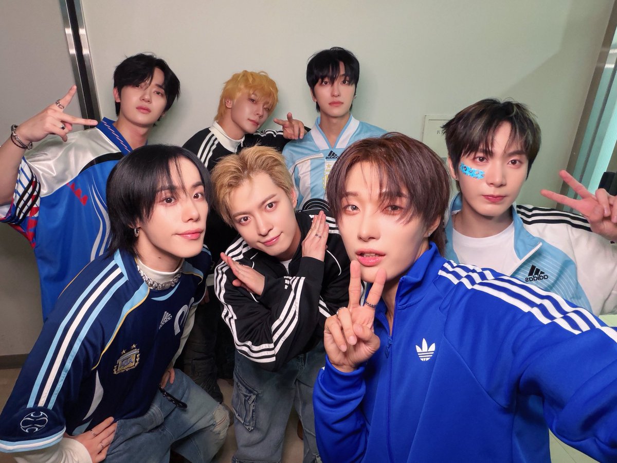 OmegaX_official's tweet photo. [📸]

fmk x OMEGA X SPECIAL EVENT 완료 🥰✨💟
오늘 하루 함께해 준 포애기들 너무 고마워요 😍
우리 앞으로 더 자주 만나요 ‼️

#OMEGA_X #오메가엑스 #UNCAPPED #언캡트 https://t.co/f73KR7t2i2