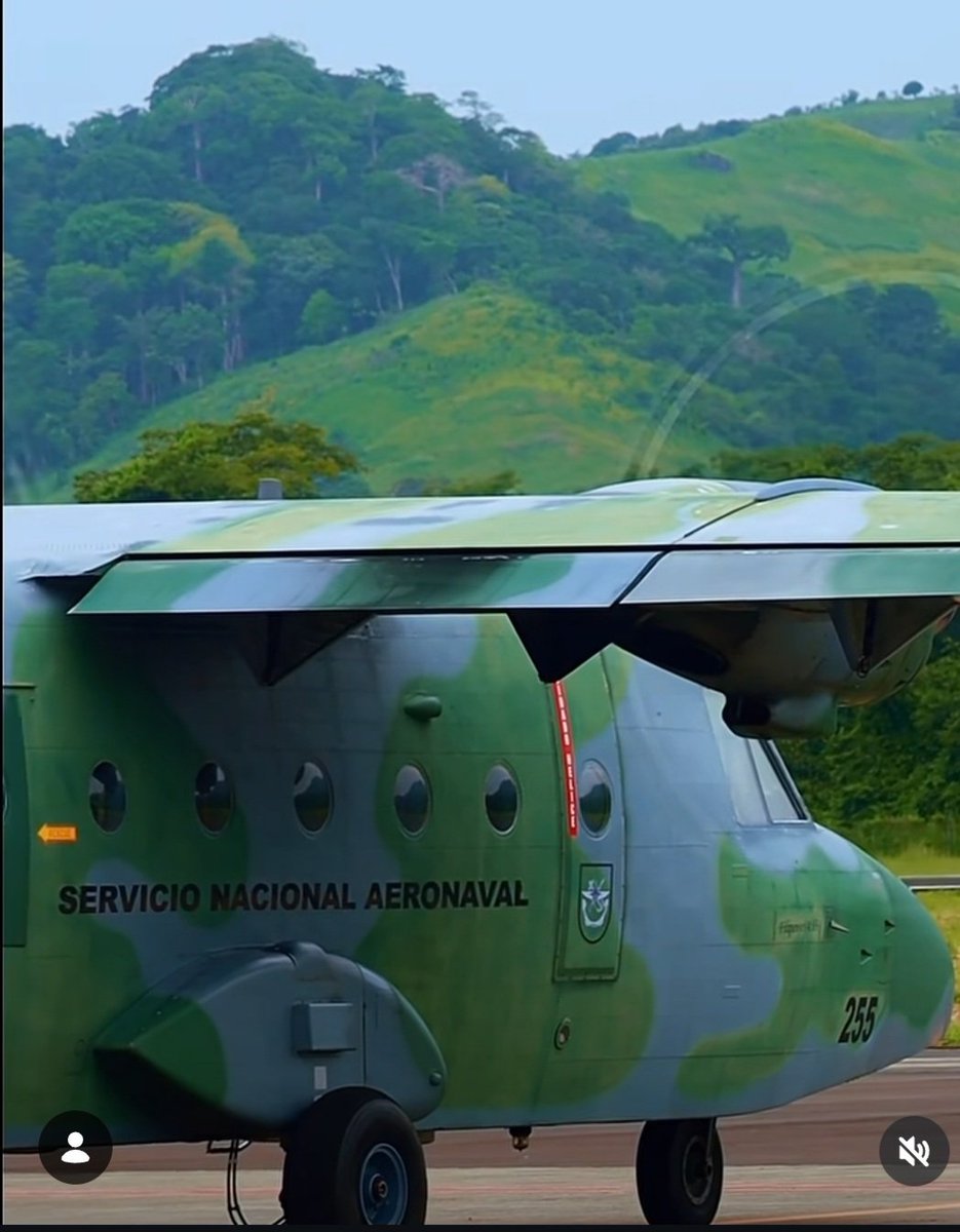 _Quintero14's tweet photo. @AlexAxelAndrade El avión es del Servicio Aeronaval.  Es el que salen en las noticias, si buscamos en Internet parece ser de uso de emergencia y meterle equipamiento. 

Habría que ver si en el avión presidencial tiene capacidad para evacuaciones médicas que supuestamente este si puede. https://t.co/yhSQDxbNTc