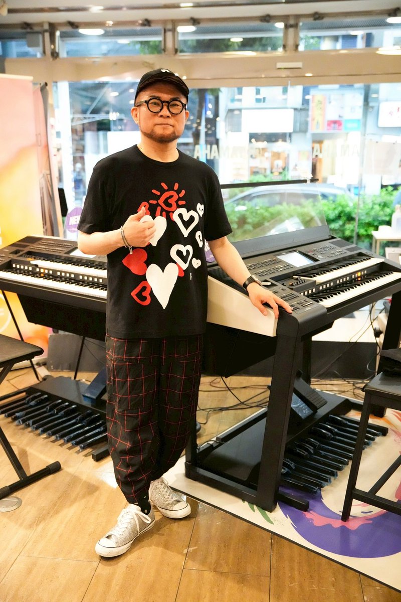 Ono_Kaoru's tweet photo. ヤマハ池袋店でのインストアライブ、雨の中店内いっぱい80名以上の方にお越しいただき、ありがとうございました‼️
みなさん03への関心と熱気がスゴかった！

この日は03XRと、個人的にもっとアピールしていきたい（笑）03Gの2機種で、僕目線でのお気に入り音色や新機能を使って聴いていただきました！ https://t.co/vfPCMqoUhZ