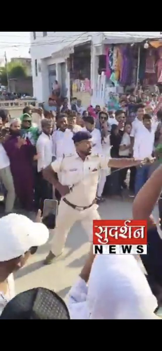 GauravPalRaj's tweet photo. पुलिस वालो की दो तस्वीरें
एक कानून का रखवाला तो दूसरा आज कट्टरपंथी कैसे हो गया?

पहली तस्वीर मुजफ्फरपुर मोहर्रम जलूस की है जहां मुस्तकीम खान तलवारें लहरा रहा है 

दूसरी सम्भल के रामनवमी जलूस की है जहां अनुज चौधरी गदा थामे हिन्दू ह्रदय सम्राट बन रहा है 

कानून के चश्मे से देखे तो दोनों गलत हैं लेकिन धर्म अंधों के सामने दोनों सही हैl 

आज जो लोग मुस्तकीम खान को कट्टरपंथी कह रहे हैं वो अनुज चौधरी को सुपर कोप कहते हैl

जिन्होंने ने अनुज को साम्प्रदायिक कहा था आज वो मुस्तकीम खान को धार्मिक कह रहे हैं 

बात लोगों के नजरिए की नहीं कानून की है जिसकी नजर में दोनों गलत है लेकिन कोई नहीं कहेगाl

आज हमारे देश अदालत नहीं लोगों का मत और टीवी की बहस फैसला करती है