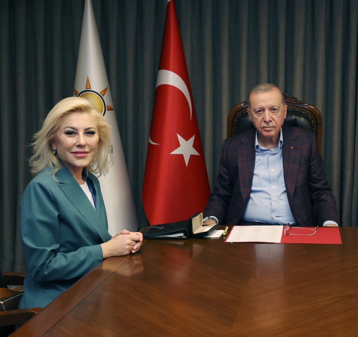 sebnembursali's tweet photo. ▪️@Akparti ‘mizin 33. İstişare Toplantısında Cumhurbaşkanımız ve Genel Başkanımız sn @rterdogan  ile partimiz, genel siyaset ve İzmir’imiz özelinde görüşme fırsatı bulduk. 
▪️İzmirli hemşehrilerimize ve değerli teşkilatımıza kalbi selamlarını da bu vesileyle iletmek isteriz🧿
#ÇeyrekAsırlıkDestan

@Akparti