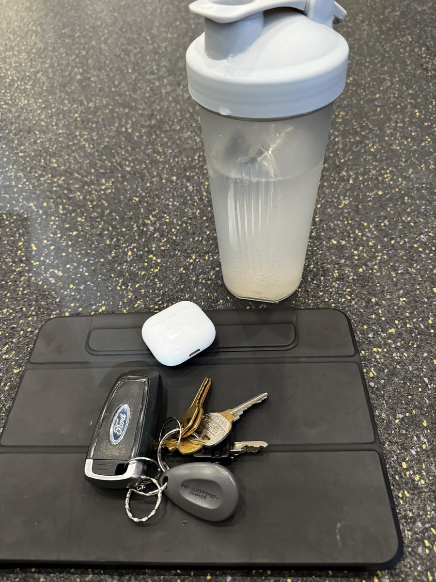 LeeOFrey1's tweet photo. Light day today needed let the body recover so some abs and cardio c and then start again on Monday... https://t.co/BJYoh3BP35