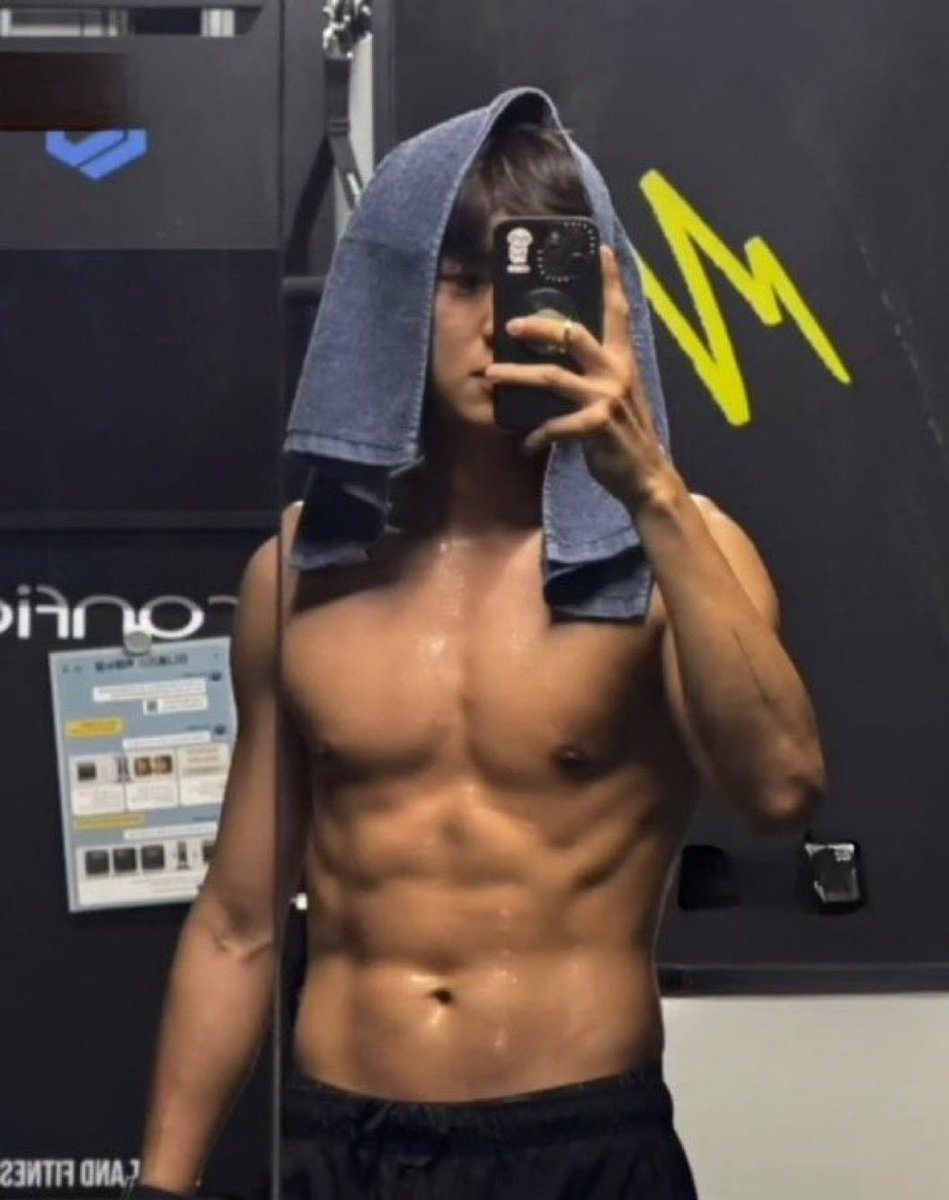 hyunmaichyang's tweet photo. His dick is definitely in the shade 6A4227 https://t.co/eM4tuSRreN