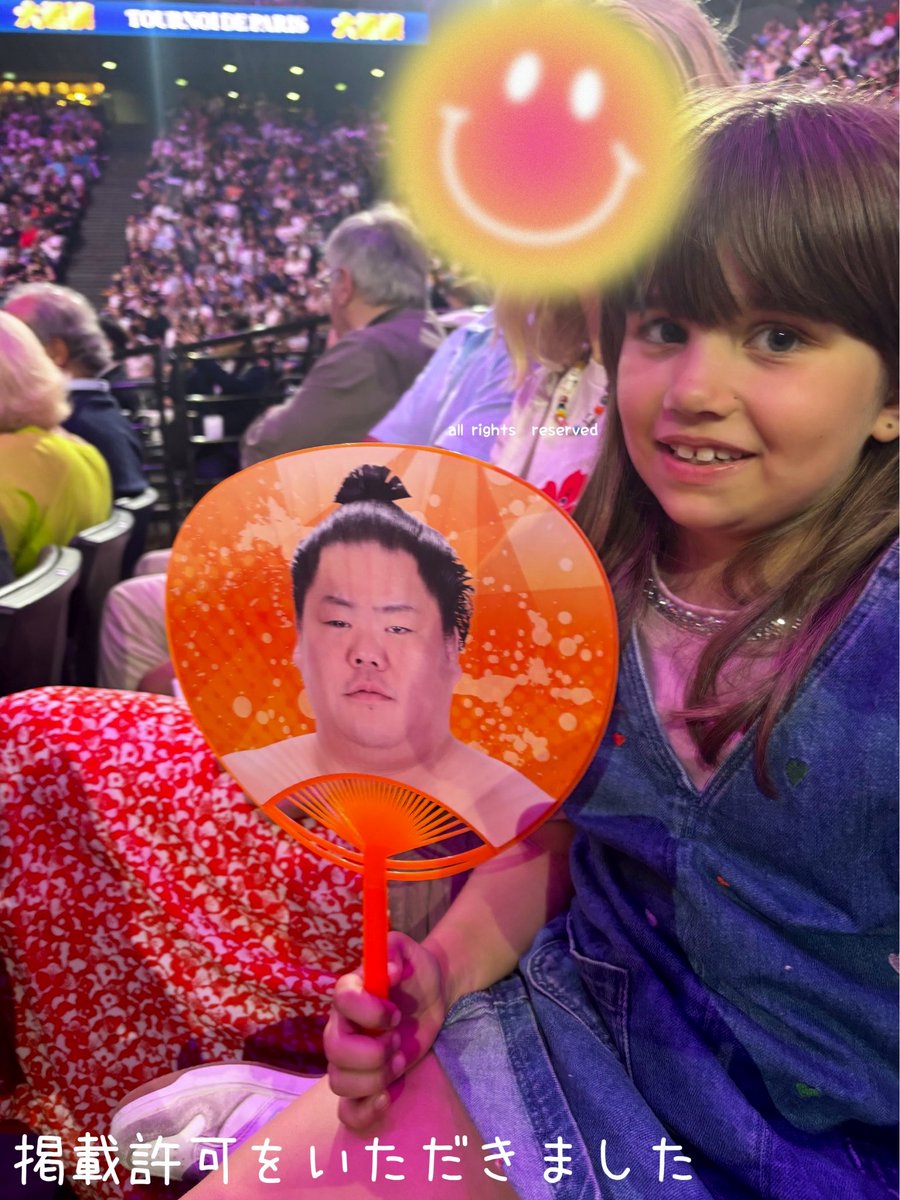 daieisho_asaka's tweet photo. ロンドン公演で、大栄翔関のファンサービスですっかりファンになってくれたイギリスの女の子。なんと今年はパリに足を運んでくださり、うちわを持って大きな声で応援してくれていたそう！大栄翔関も、まさかパリにまで来てくれているとは思わなかったようで、とても喜んでいました🥰
#大栄翔全力応援 https://t.co/vsvhbuV07C