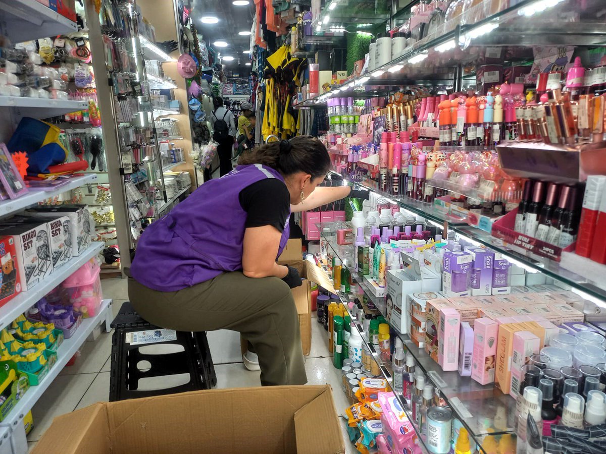 Arcsa_Ec's tweet photo. ¡Vigilancia activa en #ElOro! 🔎🚨

Más de 1200 cosméticos sin notificación sanitaria obligatoria fueron detectados en controles a locales de #Machala y #ElGuabo, los cuales fueron retirados para cuidar la salud de la población.

#ArcsaControla ✅
#ElNuevoEcuador 🇪🇨 https://t.co/MwbFcd6f3a