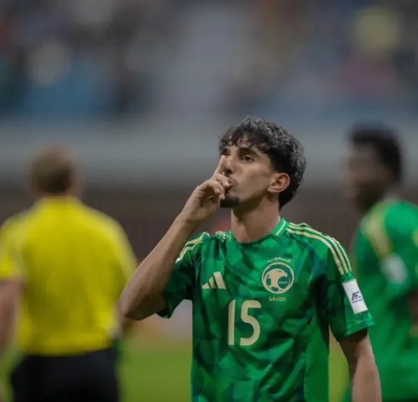 2ncpi's tweet photo. بما أن الامور هدت قليلًا بعد مباراة المنتخب
في كلام بـ الخاطر و ودي اني اقوله و تقرأونه

موضوع زيادة عدد الاجانب و وضع حد للرواتب
هذي خطوه على المدى البعيد وكاس العالم 2034

لكن كاس الخليج بعد 3 شهور و اسيا بعد 7 شهور 
وش الخطوة اللي ممكن نسويها عشان نحقق مُنجز سواء تحقيق الكأس او الوصول بعيد ؟

هي تصعيد المواهب الشابّة و القادرة على تحقيق الإنجازات و - يحترقون - على شعار المنتخب

حقيقتًا متابعتي للفئات السنيه قليله لكن هذولي ابرز اللاعبين الموهوبين اللي أعرفهم
ممكن فيه أبرز منهم لا أعلم الصراحه

عبدالعزيز الشمري - مهاجم
عبدالرحمن سفياني - مهاجم و جناح ايمن 
عمار اليهيبي - جناح أيسر 
حامد الشنقيطي - حارس 

- اختيار المراكز على اللي نعاني 
منها في المنتخب حاليًا -

صحيح انه مو حل جذري ولا هو الحل اللي قادر على تغيير وضع المنتخب 180 درجة 
لكن على الاقل هذا حل بسيط لتدارك الكوارث 

عبدالعزيز الشمري شارك مع المنتخب تحت 20 سنه وحققنا البطوله و كان هو هداف البطوله و اكثر من ساهم فيها .. وينه الحين ؟ محد يدري 😅

عبدالرحمن سفياني اللاعب موهوب جدًا 
ويمتلك السرعه و دقه في الإنهاء تبارك الرحمن
الموسم ماقبل الماضي - دوري تحت 17 سنه -
كسر رقم الهداف و اصبح اكثر من سجل في تاريخ الدوري - 38 هدف - و الأن من ابرز لاعبين المنتخب و النصر وهو الهداف

حامد شنقيطي في بطولة اسيا تحت 20 سنه
اخذ جائزة افضل حارس في البطوله 
وكان صاحب اعلى كلين شيت و مميز جدًا في ركلات الجزاء و انقذ المنتخب في البطولة الاخيره .. غير ماشاءالله تبارك الرحمن طوله 195cm وعمره 21

عمار اليهيبي لاعب موهوب و شاب والى الان حزين على خروجه من الأهلي لكن لعلها خيره له لاعب موهوب جدًا و قادر على صناعه الفارق و مهاري