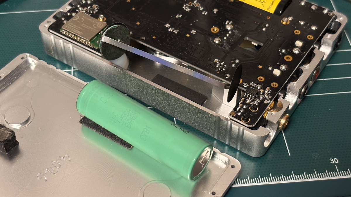 bigheadfiler's tweet photo. Changing battery for Chord Hugo. https://t.co/6h0JR2DQLS