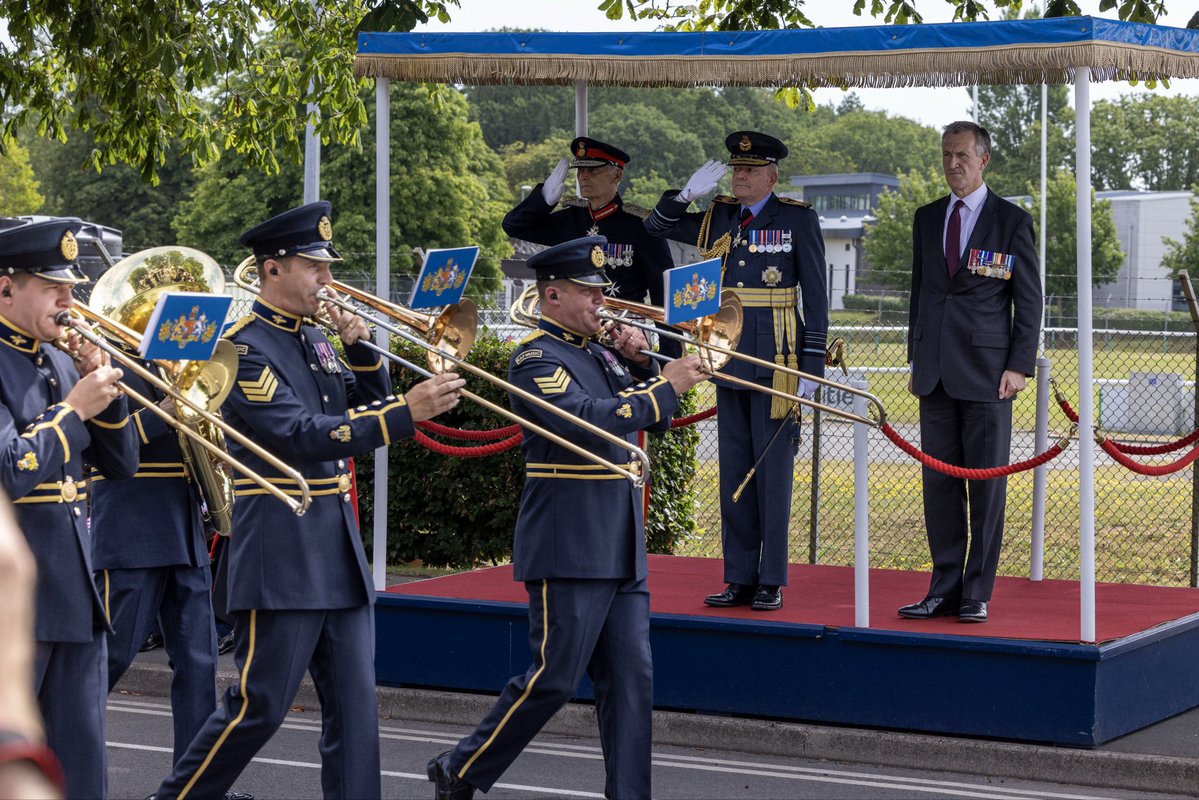 UKCDS_MOD's tweet photo. Brilliant to see the Armed Forces community gather in Aldershot and Farnborough today for this year’s #ArmedForcesDay

The celebrations remind us that the strength of our Armed Forces is rooted in the enduring bond between the nation and those who serve. https://t.co/PRyY2V5NmU