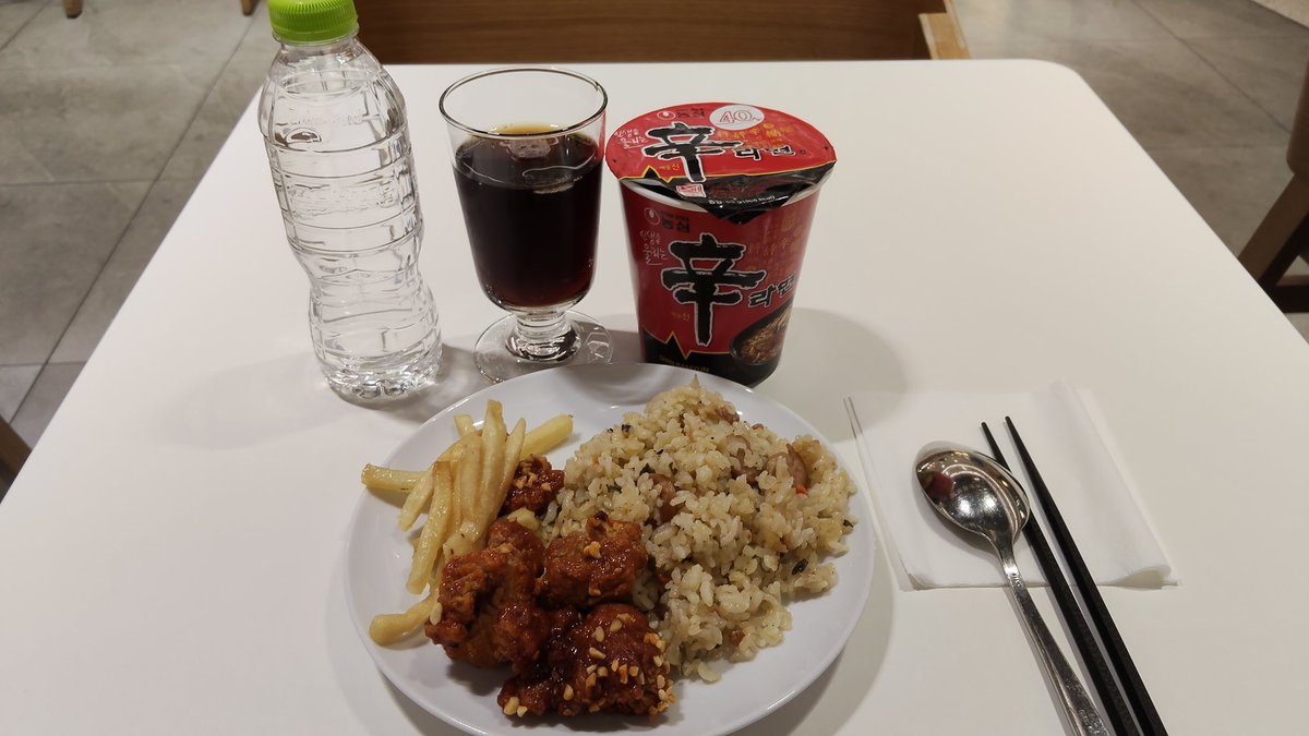 camp_bros's tweet photo. プライオリティパスで入れるスカイハブラウンジで夜食 https://t.co/aWDgtEJyqc