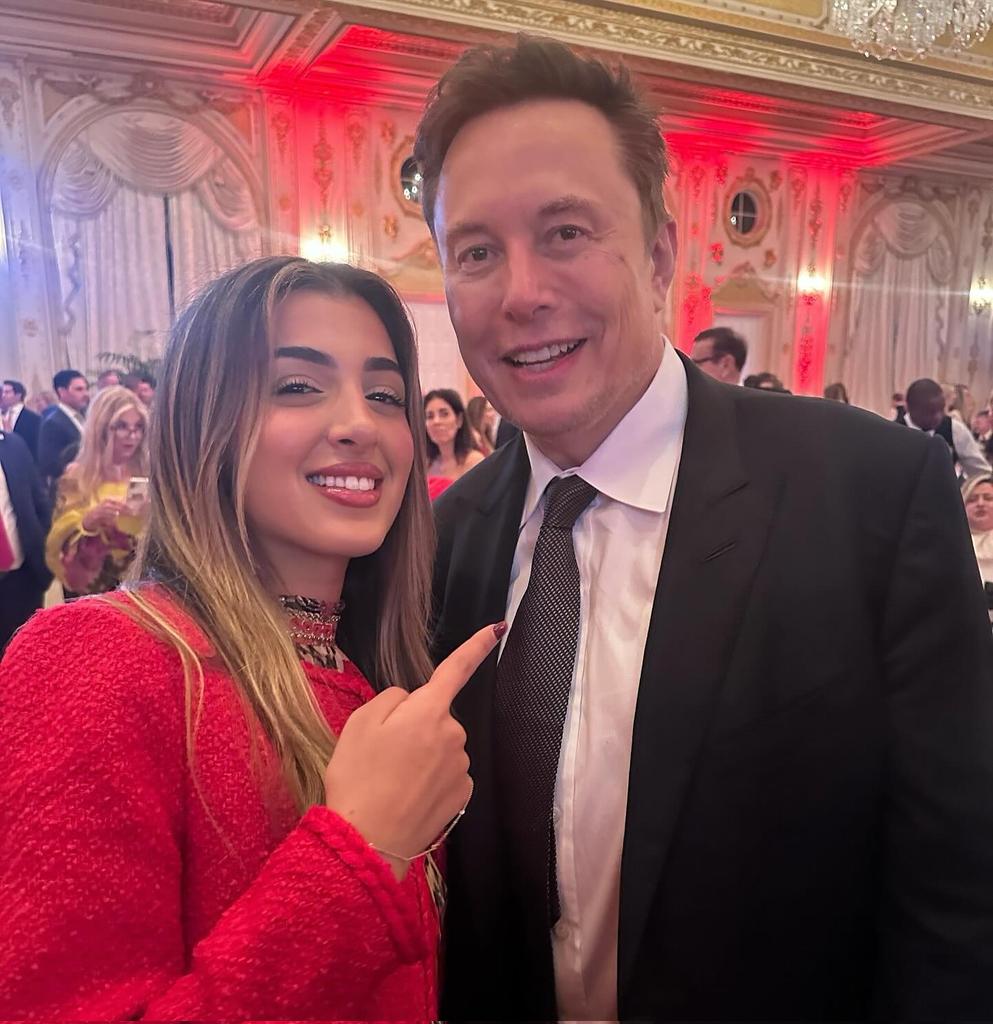 greenery897's tweet photo. Some people collect photos. Others collect inspiration. 🚀

How would you react if you met Elon Musk? 🤔
👇

🅰️ Ask for business advice
🅱️ Take a selfie 📸
🅲️ Pitch your startup 🚀
🅳️ Just say "Thank you" https://t.co/K8QvkcDdNF