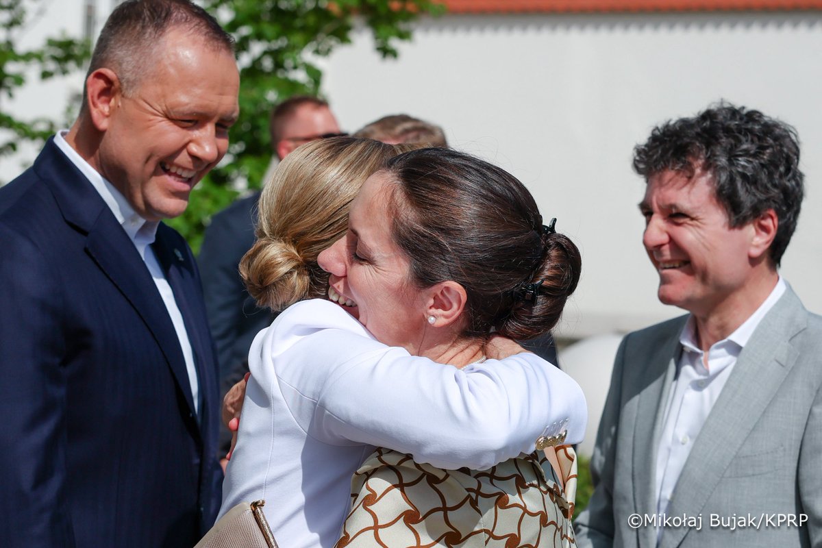 prezydentpl's tweet photo. Rozpoczął się nieformalny szczyt Prezydentów regionu Europy Środkowej - Wschodniej. Na zaproszenie Prezydenta RP @NawrockiKn przyjechali do Polski Prezydenci Litwy @GitanasNauseda, Łotwy @edgarsrinkevics, Estonii @AlarKaris i Rumunii @NicusorDanRO. 

Zaproszeni goście zwiedzili Port Wojenny w Gdyni, a za chwilę ważne rozmowy w Rezydencji Prezydenta RP w Juracie. 

🇵🇱🤝🇱🇹🤝🇱🇻 🤝🇪🇪 🤝🇷🇴