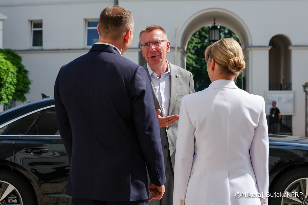 prezydentpl's tweet photo. Rozpoczął się nieformalny szczyt Prezydentów regionu Europy Środkowej - Wschodniej. Na zaproszenie Prezydenta RP @NawrockiKn przyjechali do Polski Prezydenci Litwy @GitanasNauseda, Łotwy @edgarsrinkevics, Estonii @AlarKaris i Rumunii @NicusorDanRO. 

Zaproszeni goście zwiedzili Port Wojenny w Gdyni, a za chwilę ważne rozmowy w Rezydencji Prezydenta RP w Juracie. 

🇵🇱🤝🇱🇹🤝🇱🇻 🤝🇪🇪 🤝🇷🇴