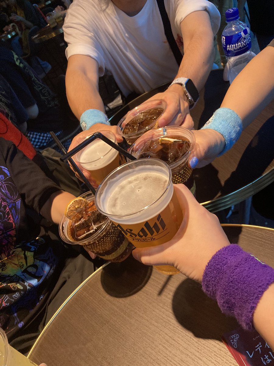 Hiris_178's tweet photo. 今日はギリギリの戦いで相方も入れてよかった😭
ライブ後はレベル7のバーでみんなで一杯🍻とっても楽しかったー！
外出たらすっかり晴れてて、稲葉さん晴れてるよーーー！となりました☺️ https://t.co/plJHxPCx1T