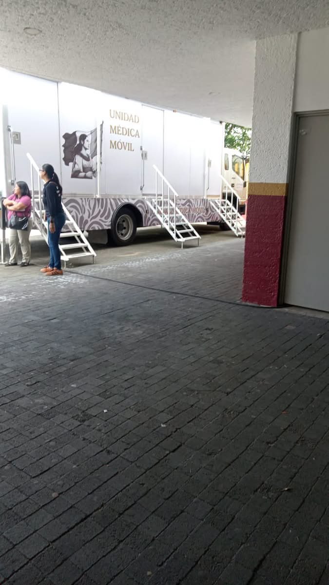 cguerreromtz's tweet photo. 🔥🔥🔥Extra, extra: En la Clínica Hospital del ISSSTE, ubicada en Fraternidad 409, en la Colonia  Obrero Campesina, por la zona de San Bruno, en Xalapa, Veracruz tiene un mes que no sirven los Rayos X y a alguien se le ocurrió llevar un camión, según con equipo para tomar las radiografías, el cual, tampoco sirve y cobra diario por este obsoleto equipo móvil que no funciona. Lo más penoso, aun cuando personal hospitalario sabe que no funcionan los aparatos de la unidad móvil, engañan a los pacientes alegando no hacerles las placas porque sólo se autorizaron 30 radiografías diarias, lo cual, es una mentira ¿Qué pasa con esta institución médica federal, la cual, no cuenta con lo básico? @ISSSTE_mx  @IsssteInforma