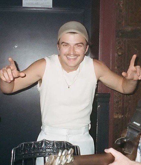 AcervoDjo's tweet photo. 🚨GENTE? Segundo insiders, Joe Keery irá interpretar Seu Boneco em revival da Escolinha do Professor Raimundo. https://t.co/nZUWVS8HTw