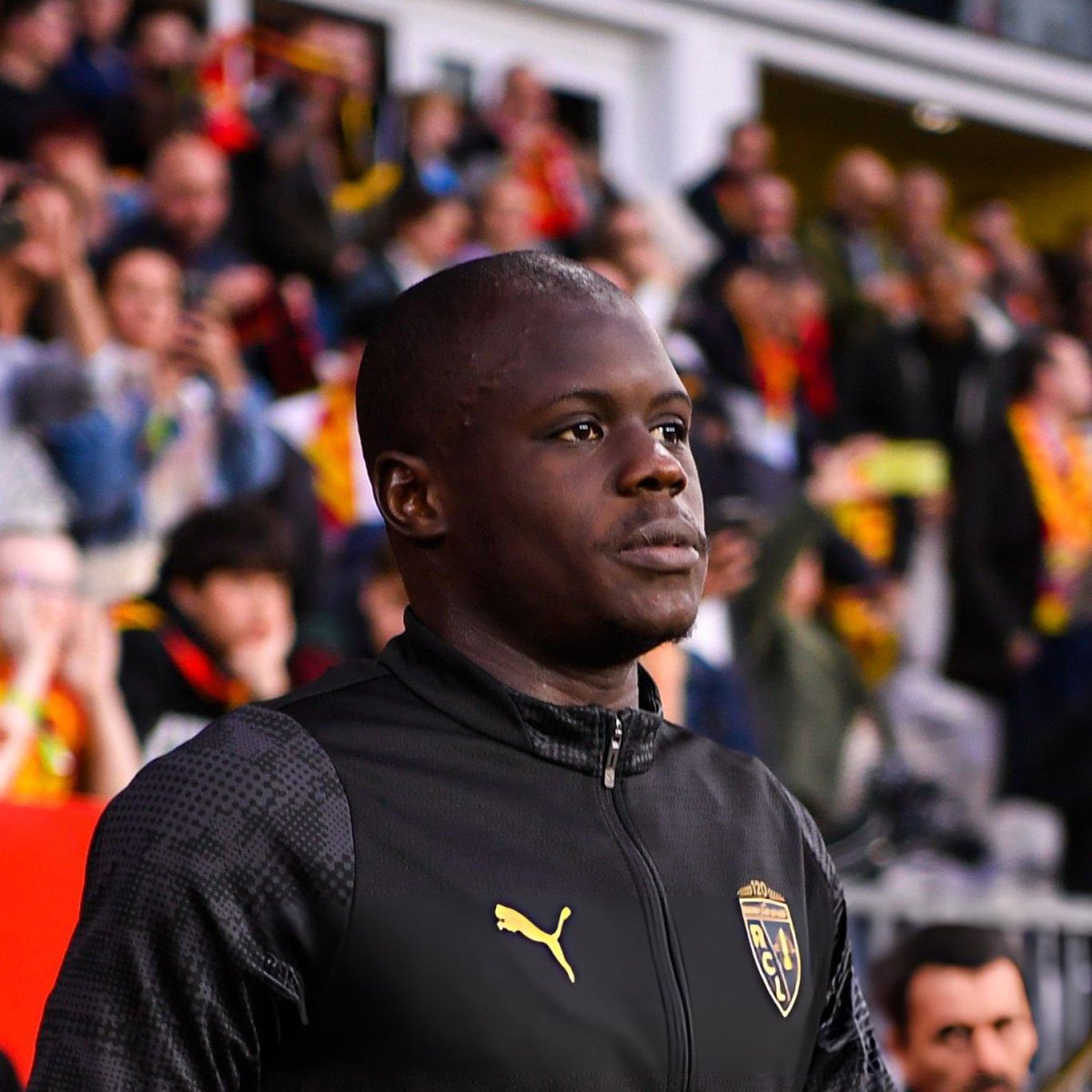 maratonxtra's tweet photo. 🗣️ Erdem Akbaş: "Malang Sarr, Fenerbahçe'nin stoper listesinde transferi bitirmeye çalıştığı 1 numaralı isim. Aldığım son bilgiye göre yıllık ücret konusu çözüldü. İmza parasıyla ilgili detaylar ise konuşulmaya devam ediyor. Malang Sarr daha yüksek bir imza parası bekliyor ancak Fenerbahçe o rakamlara çıkmıyor. Bu konu da çözüldüğü takdirde transferin sonuçlanmasını bekliyoruz." (A Spor)