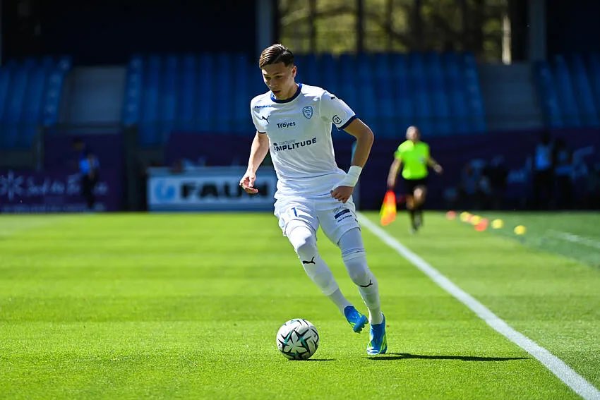 Snoly6's tweet photo. 🚨 BREAKING NEWS: #Mathys Detourbet!
The 19 yrs French player have signed a contract with man city for a market value worth $16.8m
Watch out for this talent! He plays both foot !!
Is he worth the price? https://t.co/bShAv3ElPo