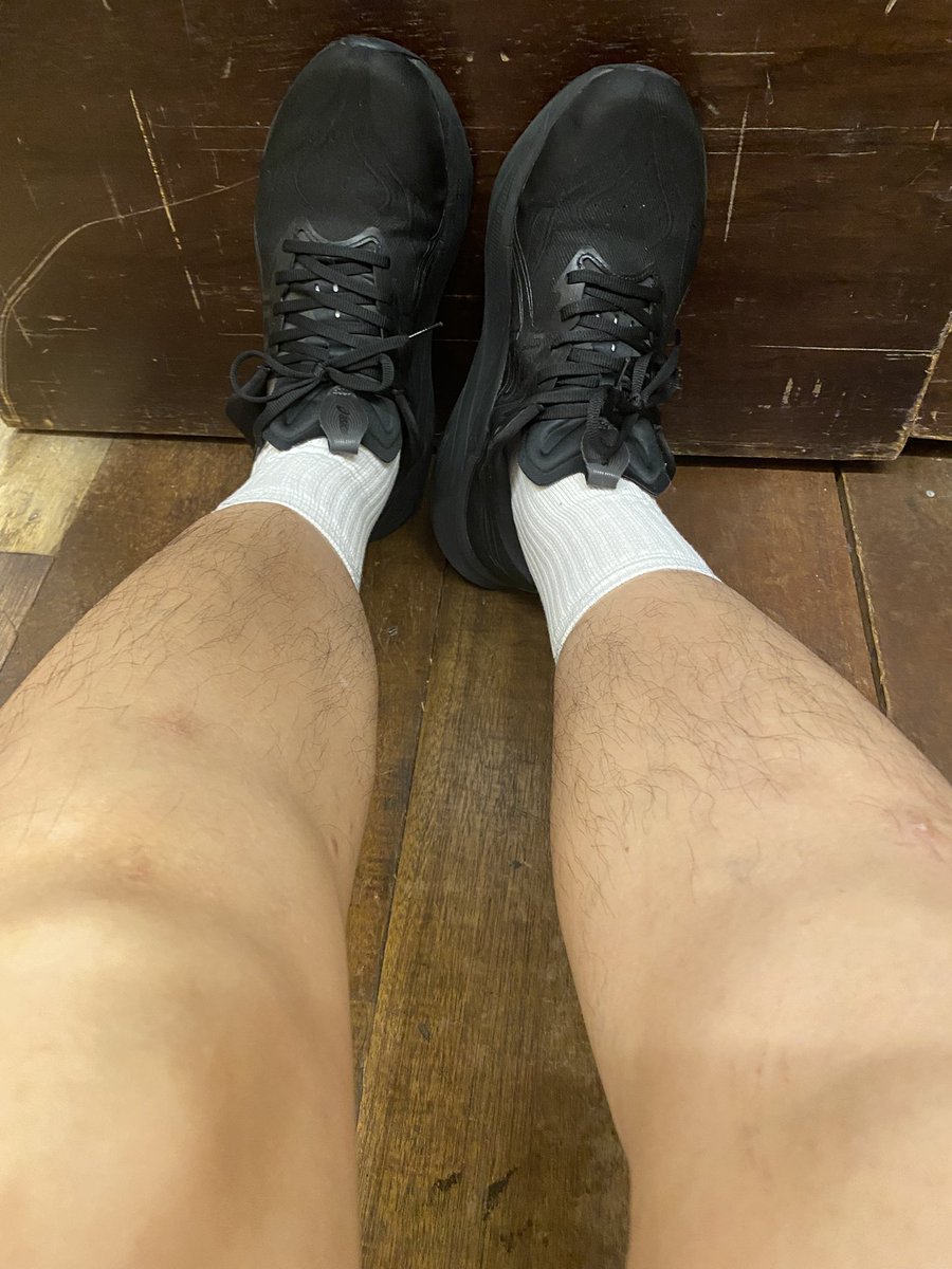 dogslave202604's tweet photo. 今天去玩壞bar，氣氛蠻好的，我喜歡跟其他狗狗🐶聊聊，很有趣，原來人戴上頭套後眼神可以完全不一樣。

後來我上半身被綁著，躺在人身上被玩奶頭，該怎麼說，很舒服，我都不知道我奶頭有感，哎呀。

我的身體比我的腦袋反應更快。 https://t.co/i2afLrVABa
