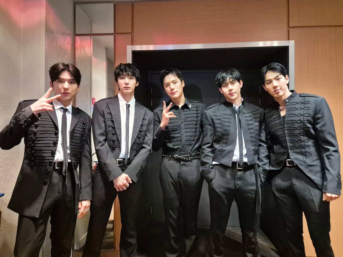 wawajae_'s tweet photo. In the span of less than a week monsta x performed at 3 different festival in different countries. They really work hard to see monbebes in between the world tour, unit and solo comeback 🫠 truly its hard to find a group like them and thanks for always doing your best monsta x 🤍 https://t.co/m8dGYBtMEp