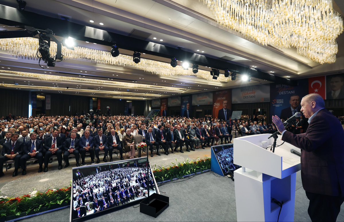omerbolatTR's tweet photo. Milletimizin sarsılmaz desteği, ortak ülkülerimiz ve #TürkiyeYüzyılı vizyonumuzla; Cumhurbaşkanımız Sayın Recep Tayyip Erdoğan ve değerli eşleri Emine Erdoğan Hanımefendinin teşrifleriyle gerçekleştirdiğimiz AK Parti 33. İstişare ve Değerlendirme Toplantısı'ndayız.

Bundan çeyrek asır önce, milletimizin umudu, duası ve iradesiyle başlayan bu kutlu yürüyüş; bugün eğitimden sağlığa, ulaştırmadan savunma sanayiine, ticaretten ihracata, demokrasiden kalkınmaya kadar her alanda Türkiye'nin yükseliş hikâyesine dönüşmüştür.

Bir siyasi hareketin çok ötesinde; milletimizin hayallerini, hedeflerini ve büyük Türkiye idealini omuzlarında taşıyan AK Parti'miz, eser ve hizmet siyasetiyle ülkemizin her köşesine mührünü vurmuş, milletimizin gönlünde müstesna bir yer edinmiştir. Her bir eser, her bir yatırım, her bir proje; aziz milletimize hizmet etme aşkımızın ve ülkemize duyduğumuz sevdanın bir nişanesidir.

Yüce Allah’ın izniyle, Sayın Cumhurbaşkanımızın öncülüğünde; güçlü, müreffeh, tam bağımsız ve her alanda söz sahibi bir Türkiye hedefi doğrultusunda, milletimizden aldığımız güç ve dualarla Türkiye Yüzyılı'nı adım adım inşa etmeye kararlılıkla devam ediyoruz. Çünkü bizim siyaset anlayışımızın merkezinde makam değil hizmet, çıkar değil millet, günü kurtarmak değil, Türkiye'nin yarınlarını inşa etmek vardır.

Bugüne kadar olduğu gibi bundan sonra da birlik ve beraberlik içerisinde; üretmeye, büyütmeye, kalkındırmaya, demokrasimizi güçlendirmeye ve ülkemizi her alanda daha ileriye taşımaya devam edeceğiz. Türkiye Yüzyılı, sadece bir hedef değil; gençlerimize bırakacağımız daha güçlü, daha müreffeh ve daha büyük Türkiye'nin adıdır.

İnancımız bir, davamız bir, istikametimiz birdir. Milletimizden aldığımız emaneti aynı azim, aynı heyecan ve aynı adanmışlıkla taşımayı sürdürecek; eser ve hizmet siyasetinden asla taviz vermeden Türkiye Yüzyılı hedeflerimize emin adımlarla yürüyeceğiz.

Birlik, kardeşlik ve dava şuuruyla gerçekleştirdiğimiz AK Parti 33. İstişare ve Değerlendirme Toplantımızın; teşkilatımıza, aziz milletimize ve ülkemize hayırlar getirmesini temenni ediyor, toplantımızın Türkiye'nin yeni başarı hikâyelerine vesile olmasını diliyorum.

#ÇeyrekAsırlıkDestan 🇹🇷