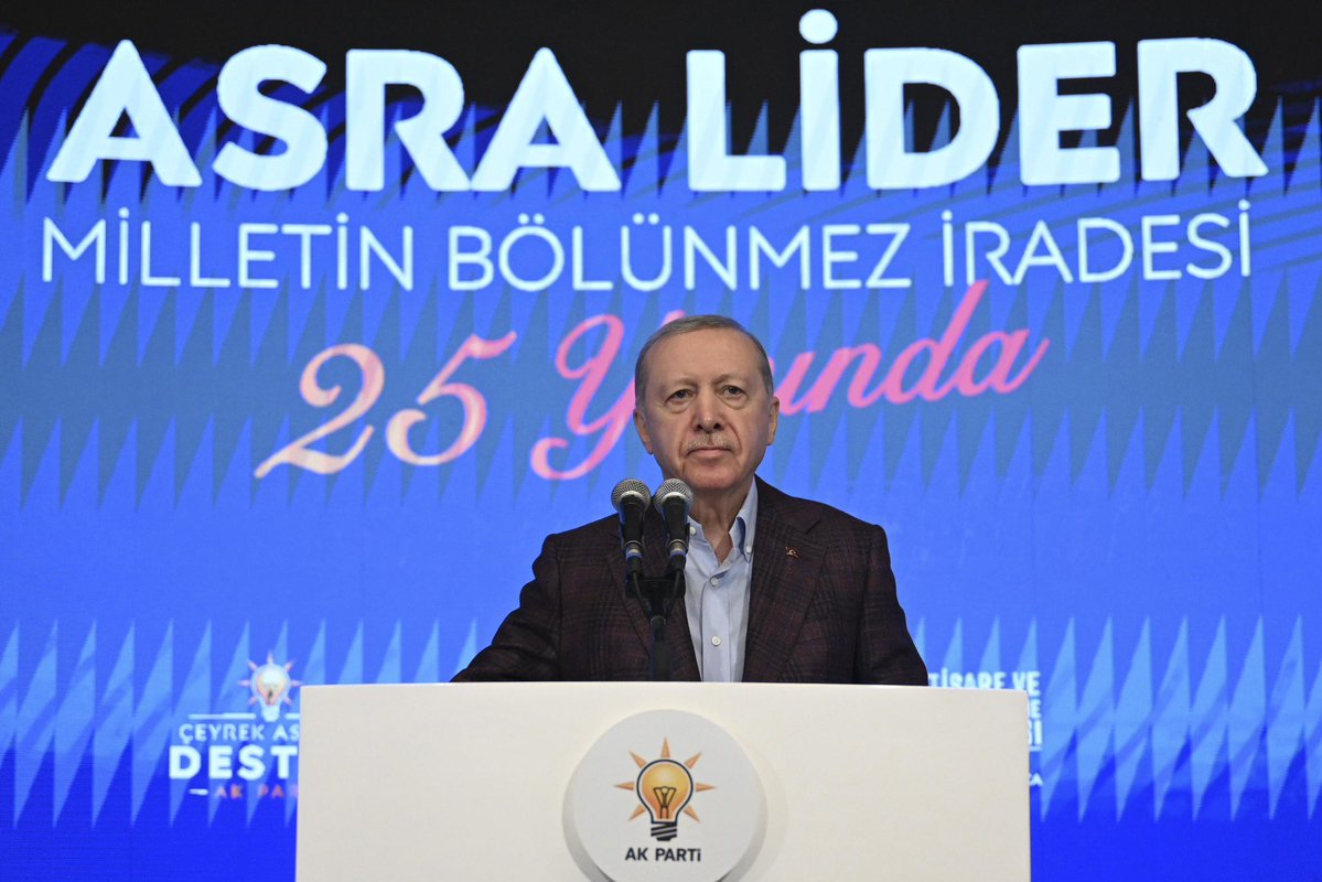 omerbolatTR's tweet photo. Milletimizin sarsılmaz desteği, ortak ülkülerimiz ve #TürkiyeYüzyılı vizyonumuzla; Cumhurbaşkanımız Sayın Recep Tayyip Erdoğan ve değerli eşleri Emine Erdoğan Hanımefendinin teşrifleriyle gerçekleştirdiğimiz AK Parti 33. İstişare ve Değerlendirme Toplantısı'ndayız.

Bundan çeyrek asır önce, milletimizin umudu, duası ve iradesiyle başlayan bu kutlu yürüyüş; bugün eğitimden sağlığa, ulaştırmadan savunma sanayiine, ticaretten ihracata, demokrasiden kalkınmaya kadar her alanda Türkiye'nin yükseliş hikâyesine dönüşmüştür.

Bir siyasi hareketin çok ötesinde; milletimizin hayallerini, hedeflerini ve büyük Türkiye idealini omuzlarında taşıyan AK Parti'miz, eser ve hizmet siyasetiyle ülkemizin her köşesine mührünü vurmuş, milletimizin gönlünde müstesna bir yer edinmiştir. Her bir eser, her bir yatırım, her bir proje; aziz milletimize hizmet etme aşkımızın ve ülkemize duyduğumuz sevdanın bir nişanesidir.

Yüce Allah’ın izniyle, Sayın Cumhurbaşkanımızın öncülüğünde; güçlü, müreffeh, tam bağımsız ve her alanda söz sahibi bir Türkiye hedefi doğrultusunda, milletimizden aldığımız güç ve dualarla Türkiye Yüzyılı'nı adım adım inşa etmeye kararlılıkla devam ediyoruz. Çünkü bizim siyaset anlayışımızın merkezinde makam değil hizmet, çıkar değil millet, günü kurtarmak değil, Türkiye'nin yarınlarını inşa etmek vardır.

Bugüne kadar olduğu gibi bundan sonra da birlik ve beraberlik içerisinde; üretmeye, büyütmeye, kalkındırmaya, demokrasimizi güçlendirmeye ve ülkemizi her alanda daha ileriye taşımaya devam edeceğiz. Türkiye Yüzyılı, sadece bir hedef değil; gençlerimize bırakacağımız daha güçlü, daha müreffeh ve daha büyük Türkiye'nin adıdır.

İnancımız bir, davamız bir, istikametimiz birdir. Milletimizden aldığımız emaneti aynı azim, aynı heyecan ve aynı adanmışlıkla taşımayı sürdürecek; eser ve hizmet siyasetinden asla taviz vermeden Türkiye Yüzyılı hedeflerimize emin adımlarla yürüyeceğiz.

Birlik, kardeşlik ve dava şuuruyla gerçekleştirdiğimiz AK Parti 33. İstişare ve Değerlendirme Toplantımızın; teşkilatımıza, aziz milletimize ve ülkemize hayırlar getirmesini temenni ediyor, toplantımızın Türkiye'nin yeni başarı hikâyelerine vesile olmasını diliyorum.

#ÇeyrekAsırlıkDestan 🇹🇷