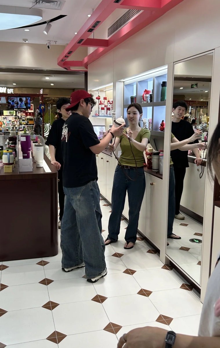 ShoryuuuC's tweet photo. Nayeon really went to the mall just to buy a tumbler??? 😭😭 https://t.co/0vnXbeiWtF