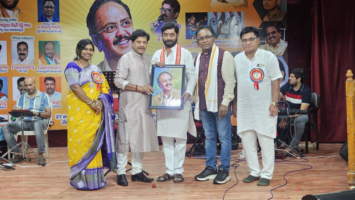 BaddamPrem's tweet photo. బాలు గారి జన్మదినోత్సవ వేడుకల్లో చిన్నారుల సంగీత విభావరి.. పాల్గొన్న బద్దం ప్రేమ్ మహేశ్వర్ రెడ్డి..!!! https://t.co/AGMlRmKisQ