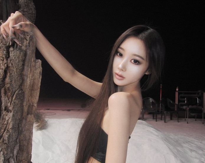 LioraSolveil's tweet photo. 지젤(aespa)이 공식 브이로그에서 공개한 실제 운동&식단!

“헬스 가는 시간이 너무 행복하다” 
운동 : 스트레칭 → 천국의 계단(두 계단씩 + 다리 차기) → 스미스머신 힙 운동 → 밴드 사이드워크 → 소미와 커플 복근

식단 : 
아침 - 애사비 + 아몬드5 + 토마토5 
점심 - 순두부 카프레제 
저녁 - 낫또 김밥
혈당 관리 + 단백질 위주로 즐기면서!  

최근 지젤이 “ADHD로 식욕 줄어 10kg 빠졌다”고 솔직히 밝힘

꾸준한 습관이 진짜 비결!
스트레칭 필수! 친구랑 하면 더 재밌어요!