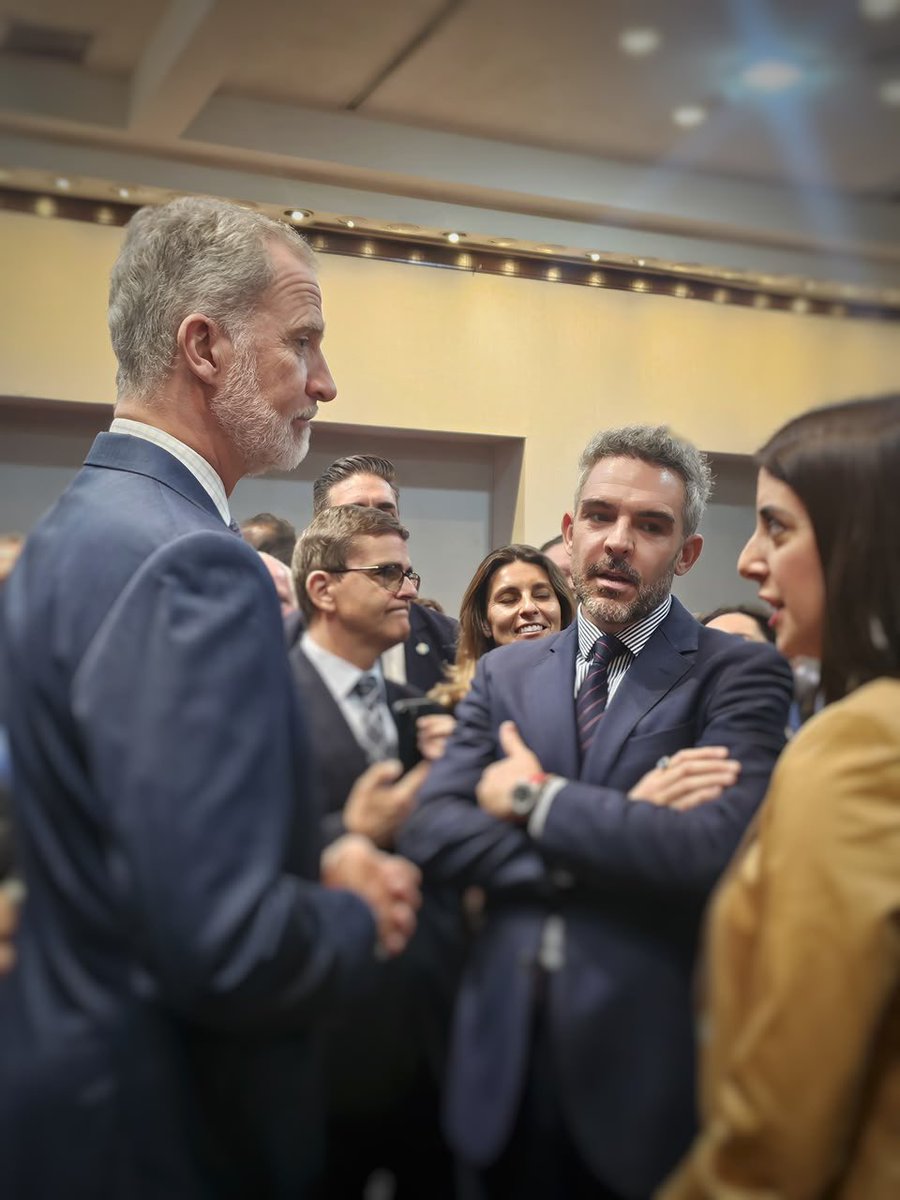 ElbaDiazCervero's tweet photo. Todo un honor haber conocido al Rey de España 🇪🇸 , charlar con él sobre mi investigación en la @UPGdl y hacerle llegar mi libro 📕#mexico @CasaReal https://t.co/uu0PUtI9FP