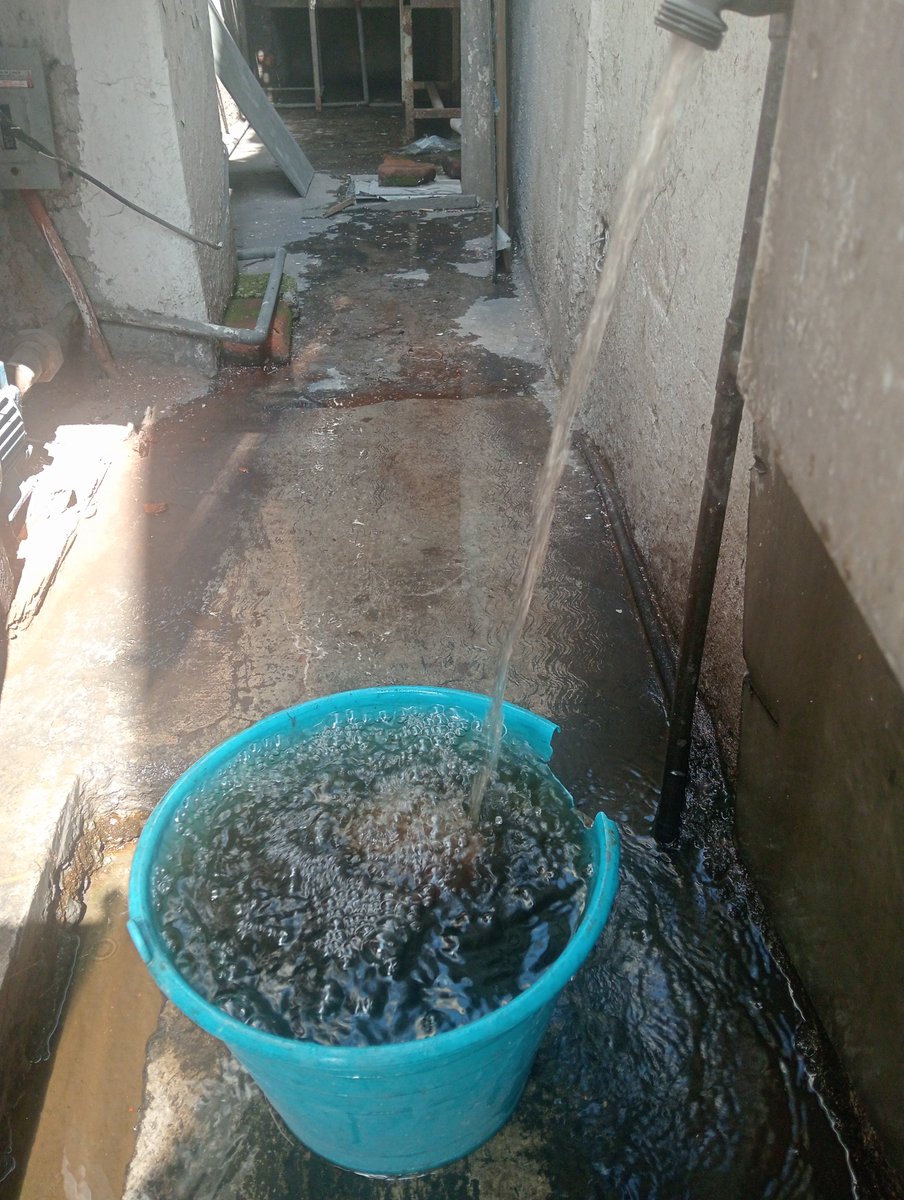 Piedradayuda's tweet photo. @IztacalcoAl  Como pueden vivir tus habitantes con el agua tan puerca que les ofreces!  Que ascoooo ni para lavarse las manos.  Pues quédense sin agua dejaré la llave abierta hasta que salga agua limpia . ( Por suerte yo solo trabajo aquí) Dnd viví sale hasta para beber. https://t.co/PKYe8QxiZU