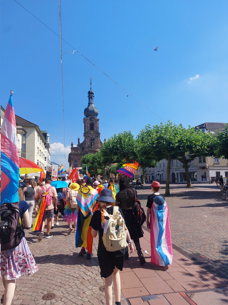 JankaKluge's tweet photo. Etwa 100 meist jüngere Menschen sind heute Nachmittag beim ersten #CSD in #Rastatt durch die Innenstadt gezogen.
Eine ältere Dame hat mir erzählt, dass ein Kind einer Bekannten von ihr ein trans Junge ist.
Ihm ist vor einiger Zeit von einem älteren Mann in der Rastatter Innenstadt gesagt worden, dass er zu den ersten gehört die vergast werden.