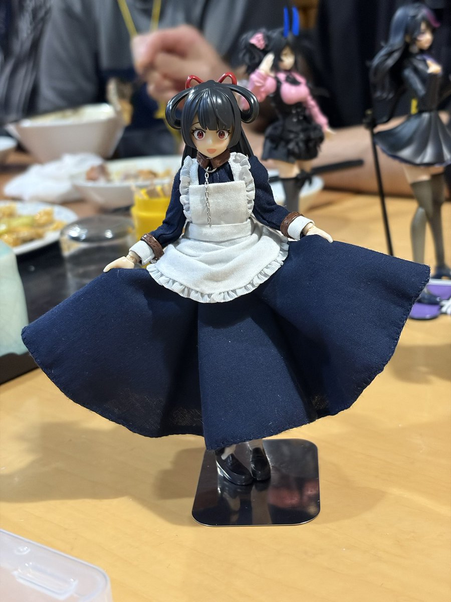 kameeeeei's tweet photo. プラスマイルミーティング二次会で始まった、おシャミさんのメイド服SUGEKAE祭りの一幕🐙

なんか内藤さんは普通に可愛いのにかめーいのせいで怪異にされてるみたいな結論が出たんですけど！！😡💢🐙 https://t.co/rAlDYM5mSe